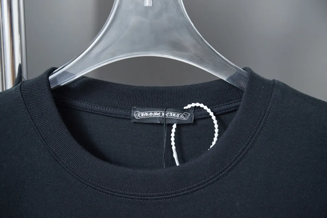 🅿️180 Ch*ome Hearte 25SS early spring new style Crow heart graffiti printed hot diamond short sleeves Light luxury essential item for daily commuting for men and women Correct version Welcome to compare Detailed features · 320g 100% pure cotton double yarn jersey fabric · Special thickened 32 pieces of double-strand 1X1 thread in the same vat custom dyeing · Digital direct printing ➕Imported Australian pearlescent diamonds · Double needle stitching and cross-stitching technology · Original main mark, washed tag, brand moisture-proof paper packaging Color: black/white Size: S/M/L/XL